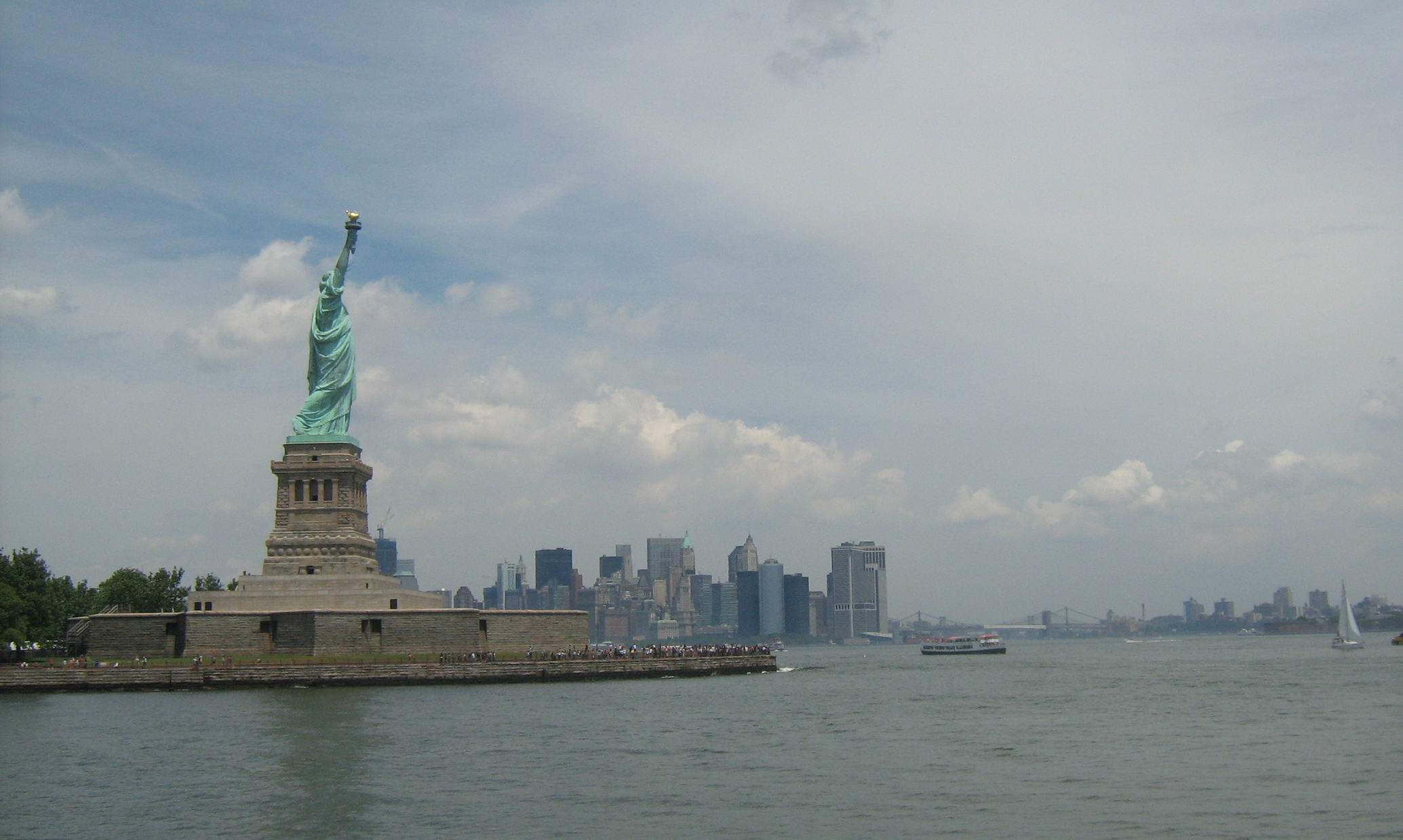 Статуя Свободы и вид на Манхэттен с парома.jpg