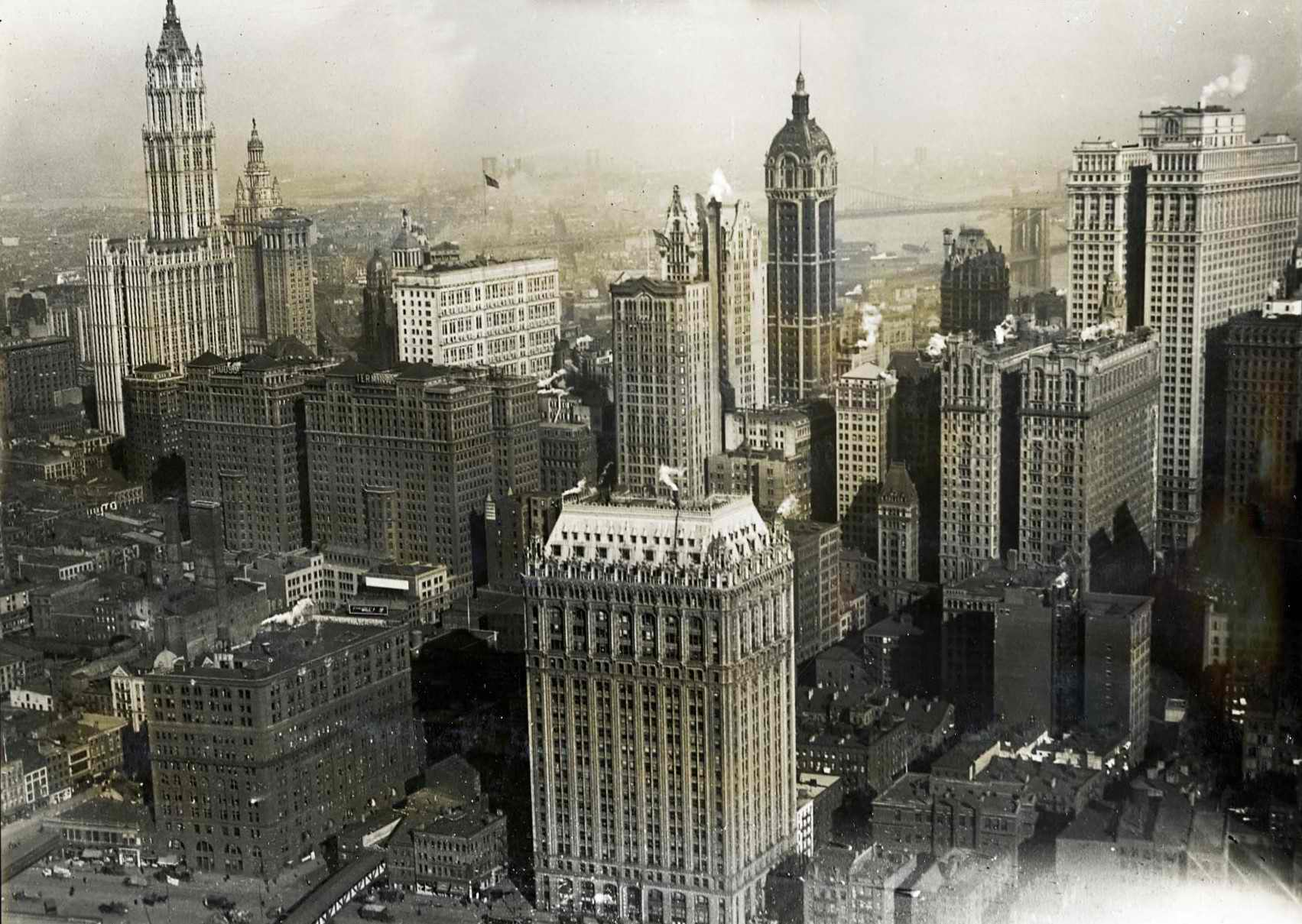 Вид на Манхэттен в 1919 г. - в центре Singer Building.jpg