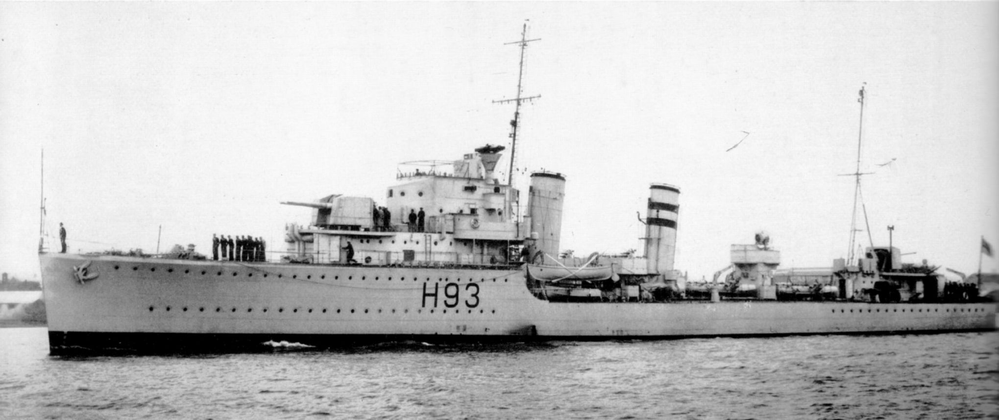 Hereward (twin 4.7in Mk.XIX) leaving Portsmouth 12.1936.JPG