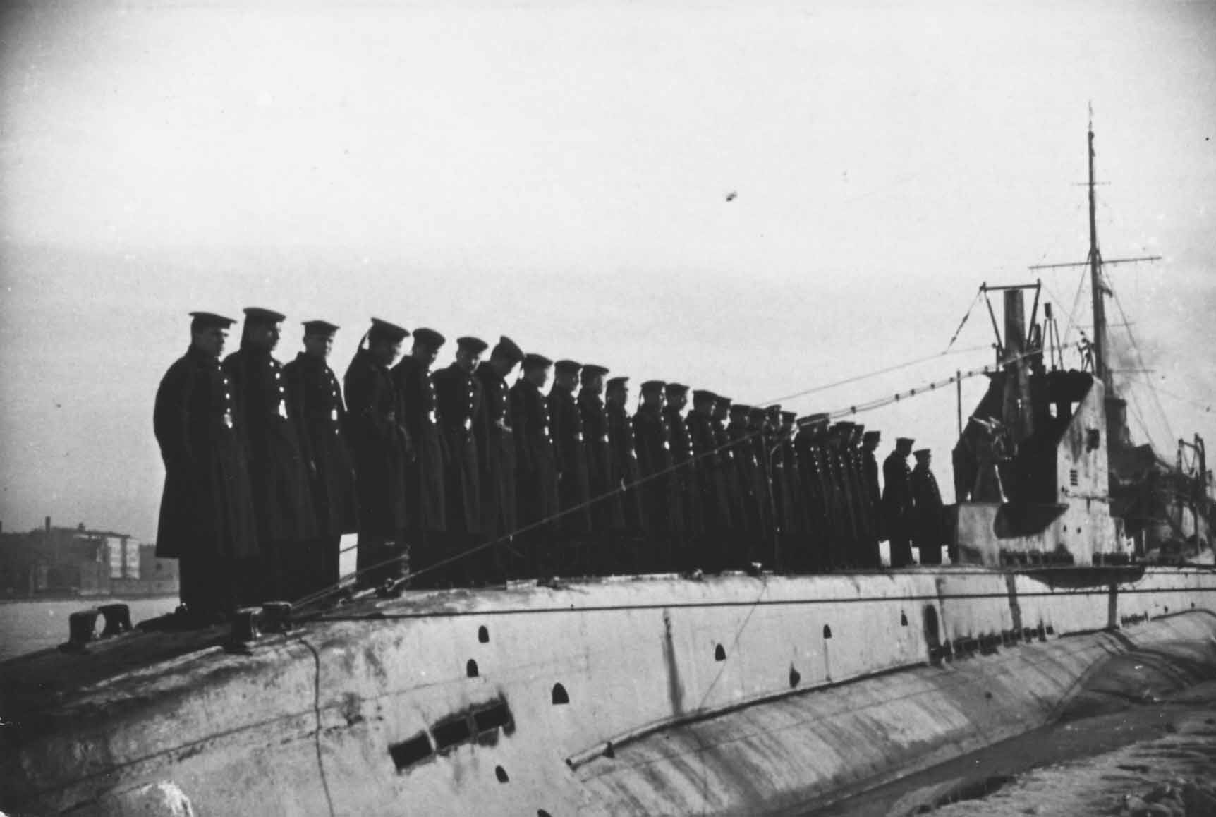 Щ-309 подъём гвардейского знамени 21.3.43.jpg