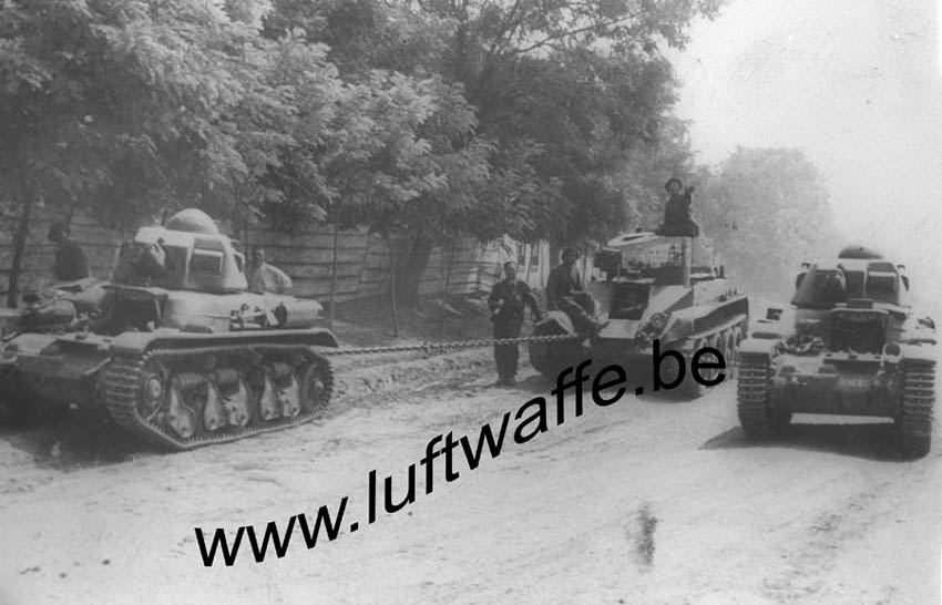 071_sav_bessarabia_romanian_tanks_towing_a_bt_7_ar67.jpg