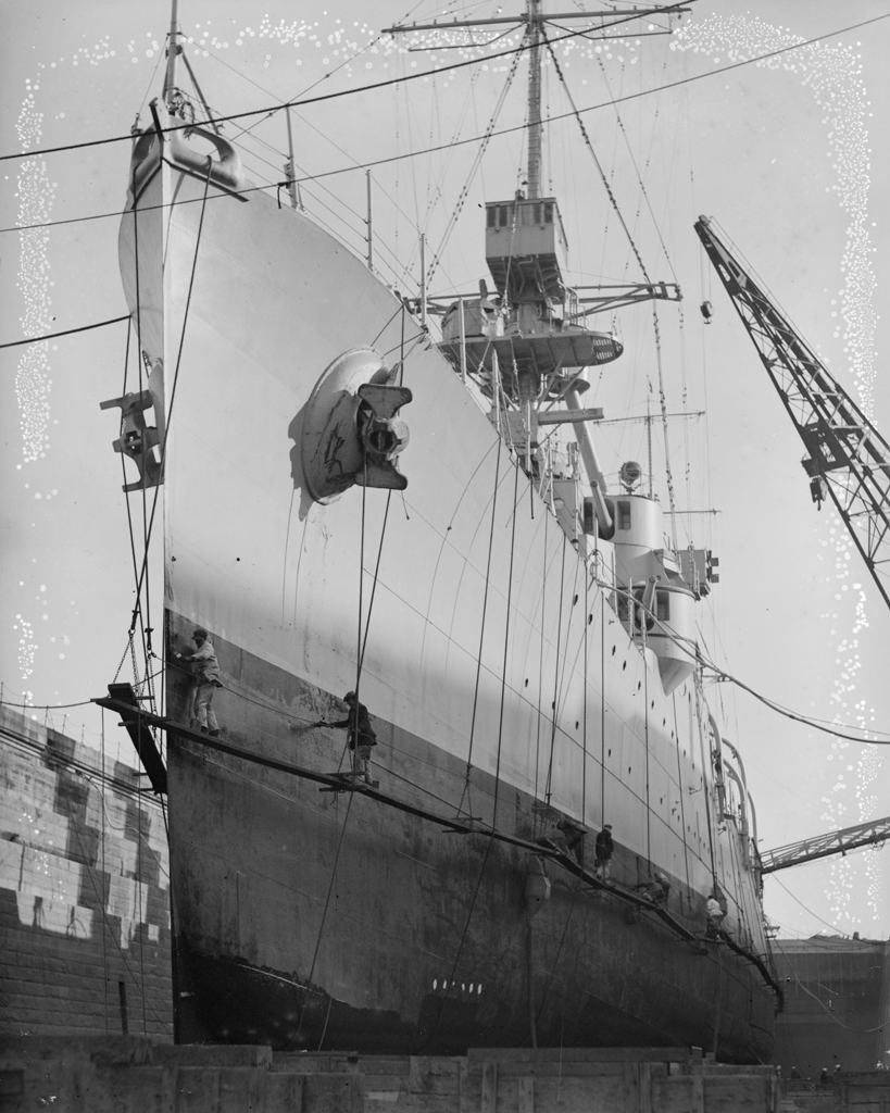 USS TRENTON (CL-11) in drydock about 1931.jpg