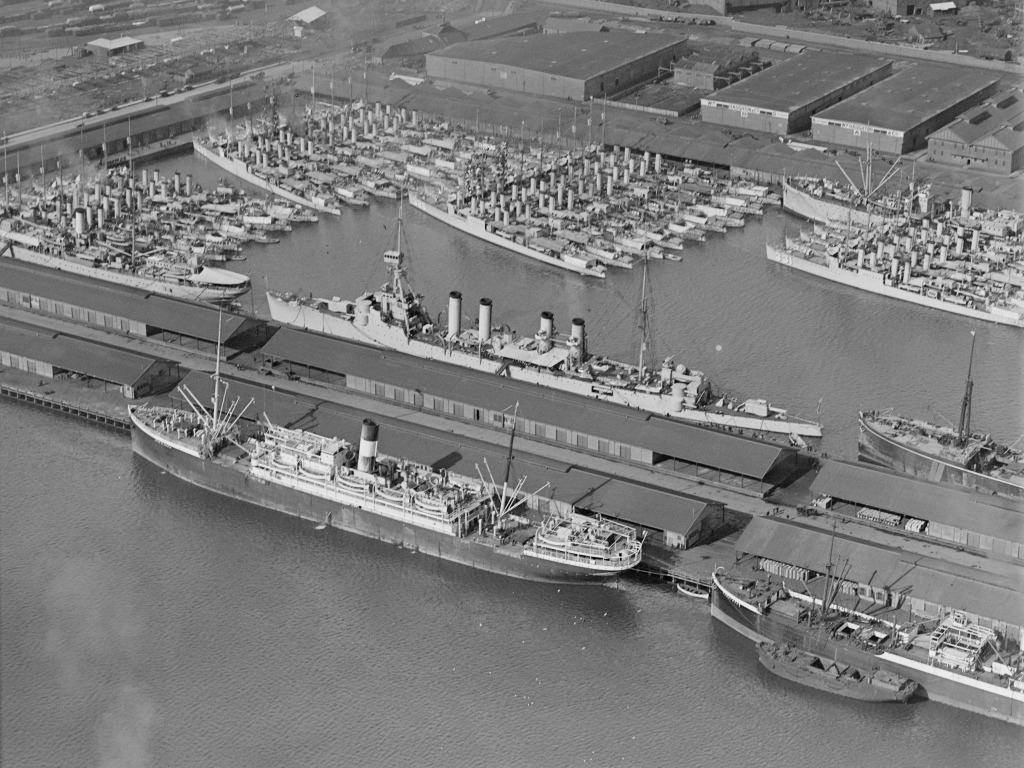 USS Trenton and destroyers in Victoria Dock, Melbourne, August 1925 - bigger.jpg