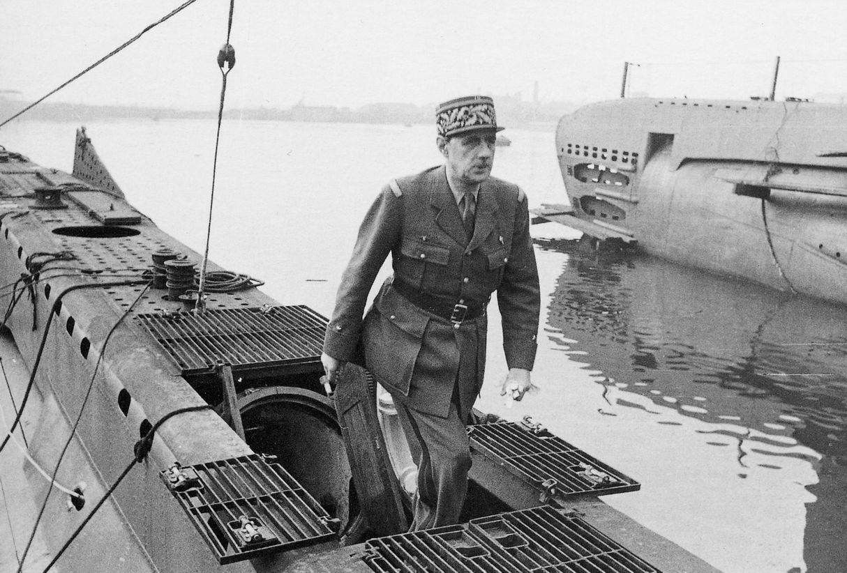 General de Gaulle en inspection des sous-marins FNFL en 1943.JPG