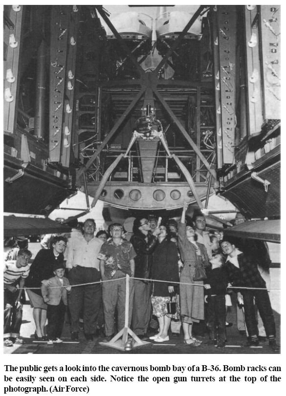 На авиабазе SAC день открытых дверей. Посетители расматривают бомбоотсек В-36, видны задние башни в выдвинутом положении.jpg