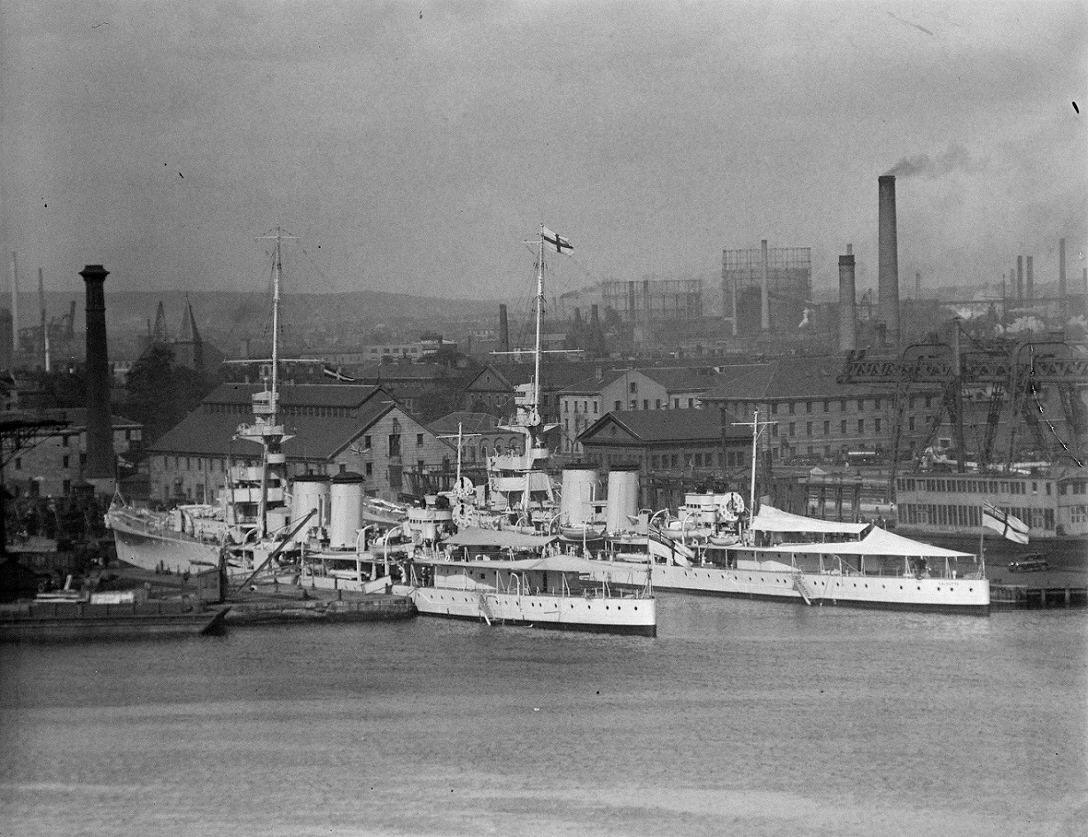 HMS Cairo & HMS Calcutta visited Boston 2.jpg