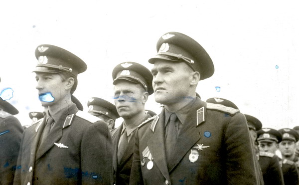 На переднем плане бедующий командир полка к-н Зайцев - 60-е годы. 1 АПИБ.....jpg