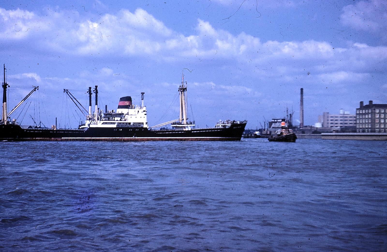 Russian ship and tug Thames 1960.jpg