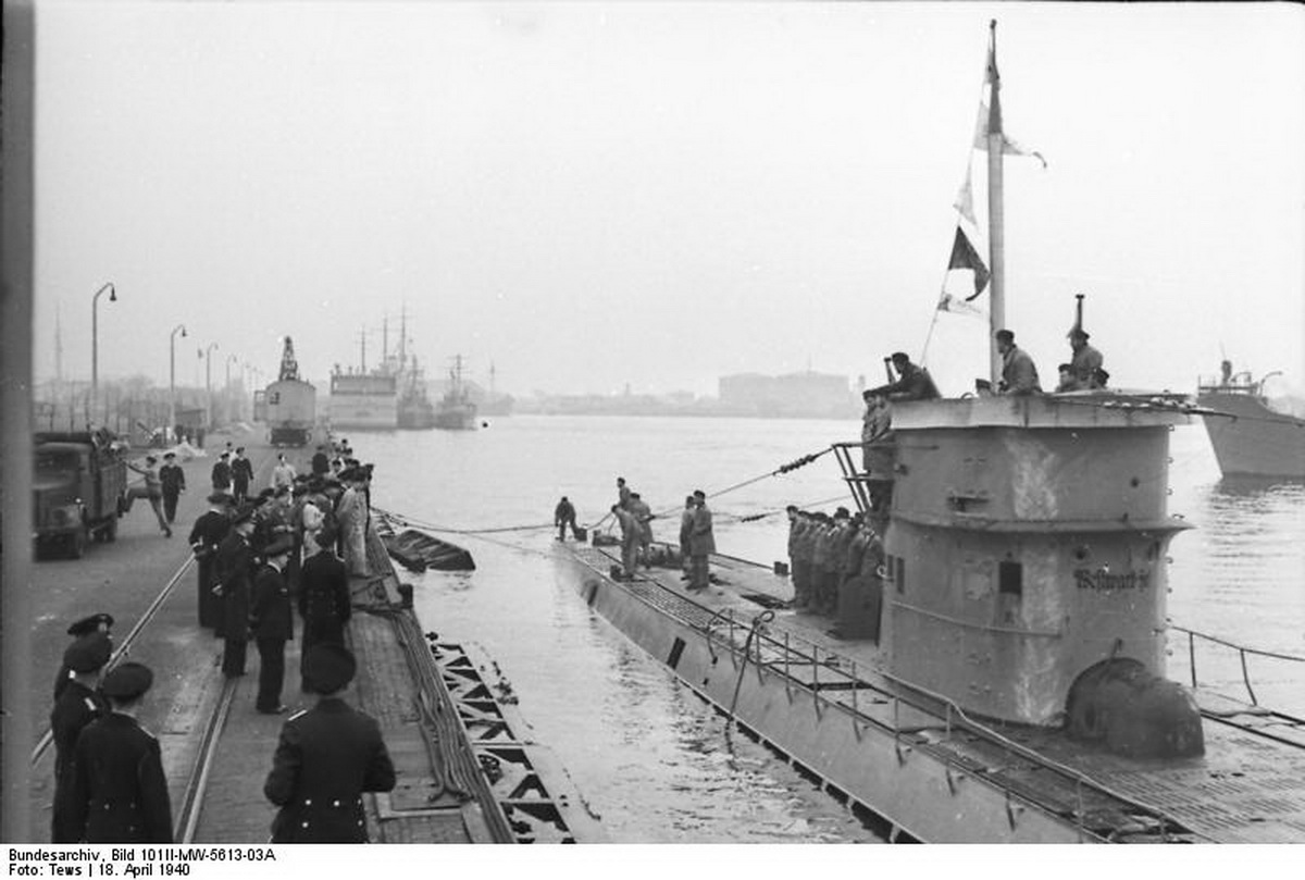Bundesarchiv_Bild_101II-MW-5613-03A,_Wilhelmshaven,_U-Boot_lauft_ein.jpg