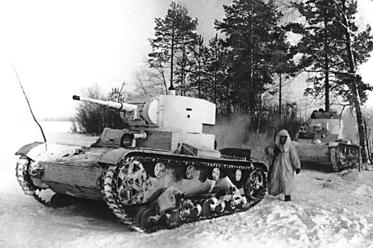 Советские танки на боевом задании. Подмосковье, зима 1941-1942.jpg