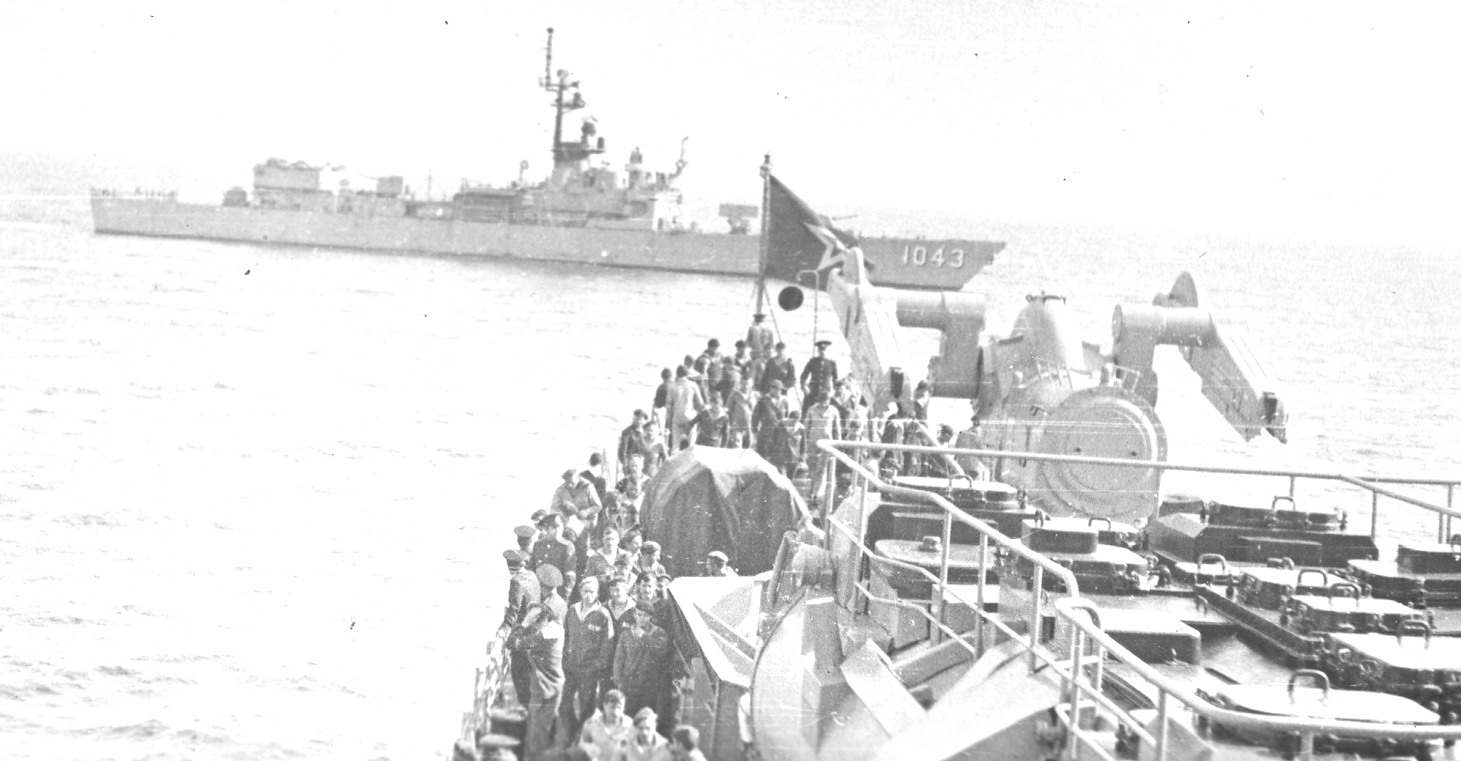 USS1043 and CG Grozny.jpg
