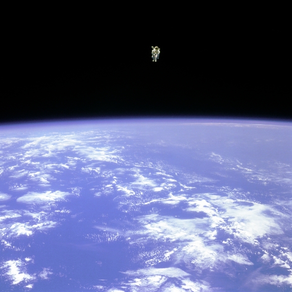 Свободный полет в космосе 100 метров от корабля впервые в 2005м.jpg