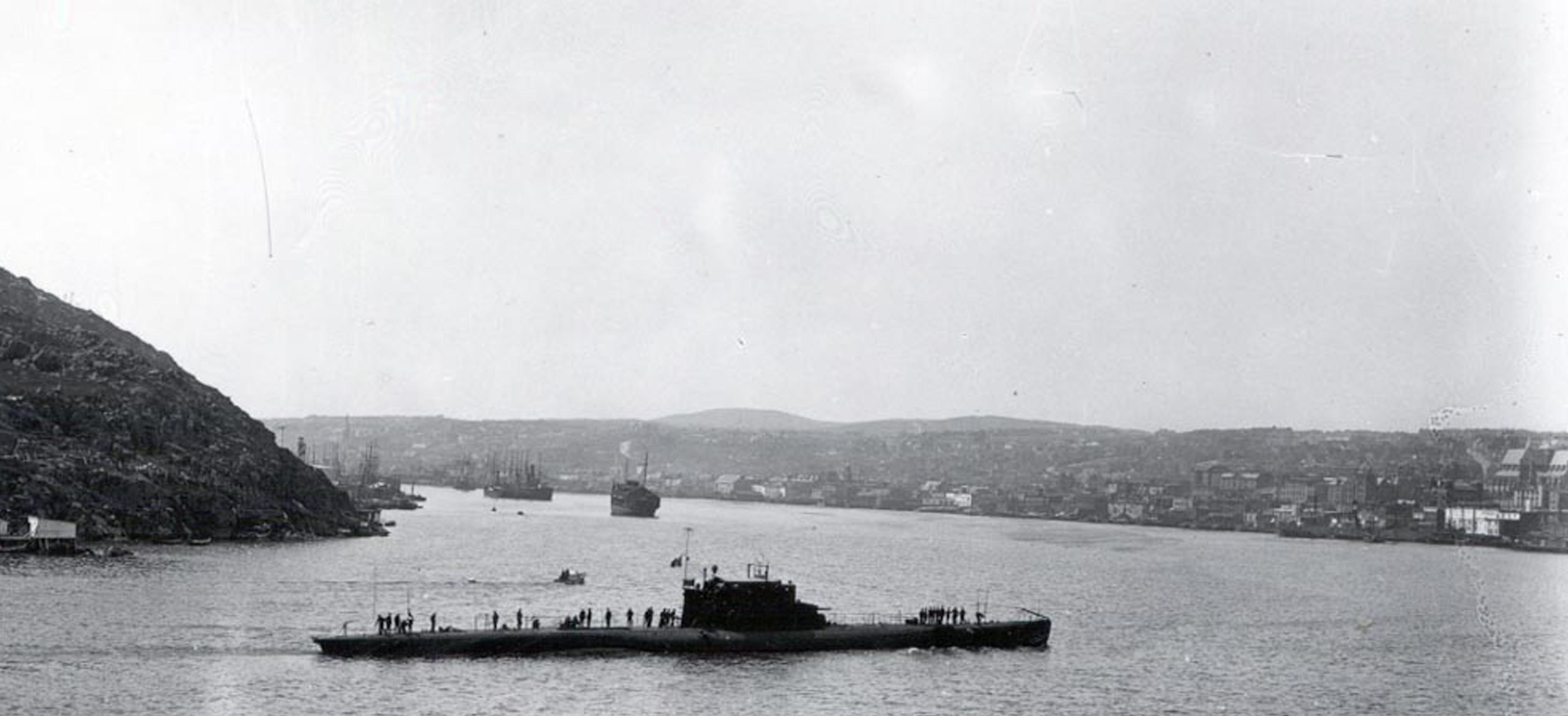 Italian submarine, Canada, May 1933.jpg