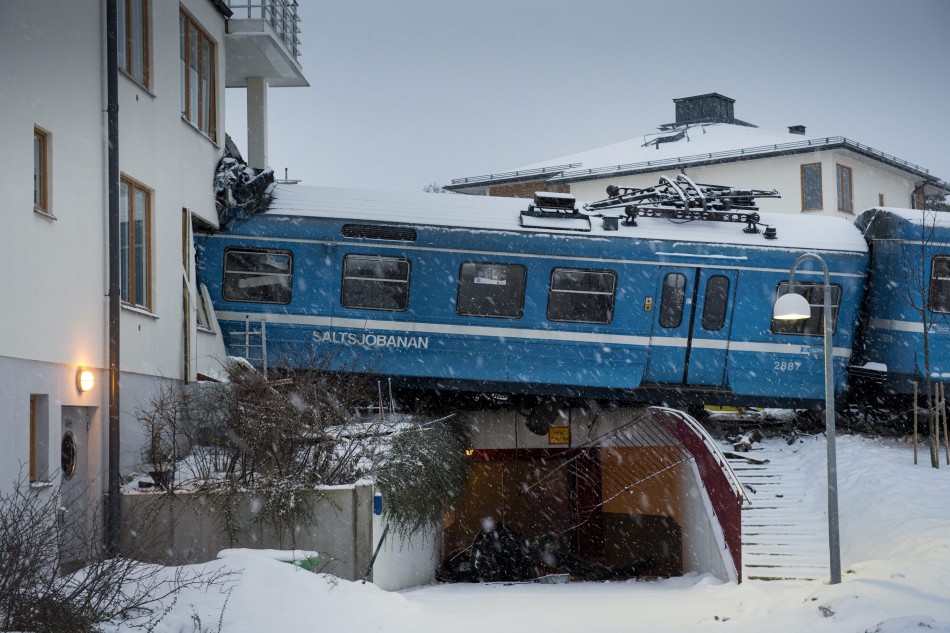 335866-train-crash-stockholm.jpg
