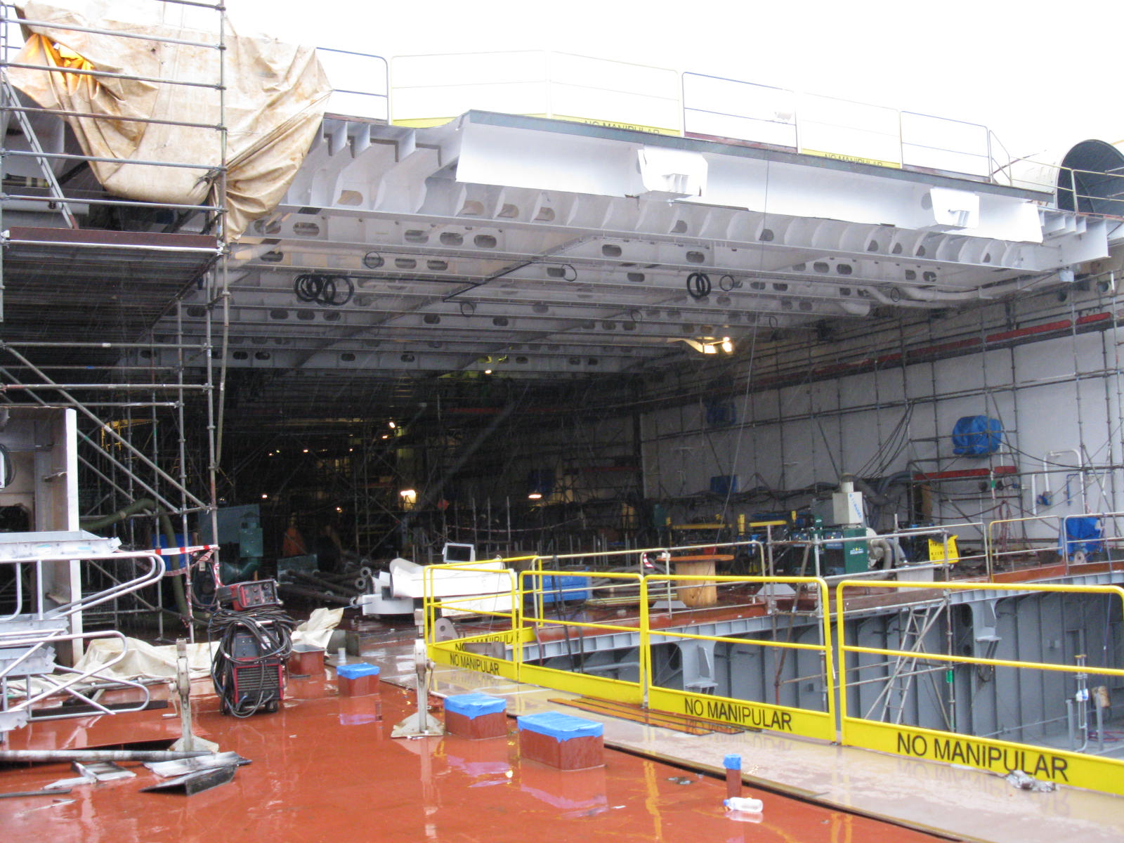 111 10 декабря 2010  ангар палубе LHD HMAS CANBERRA.jpg
