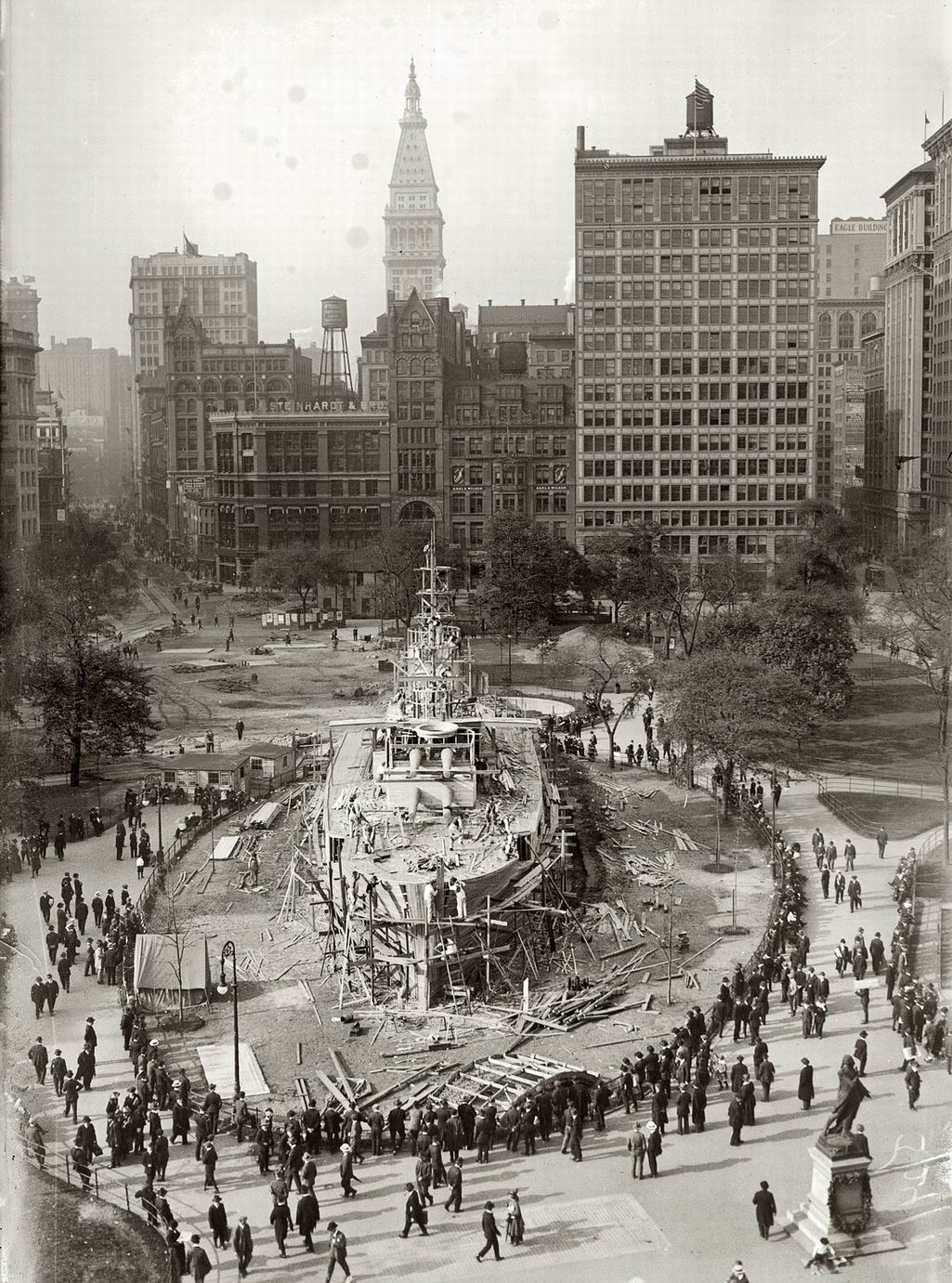 New York 1917. Landship Recruit on Union Square.jpg