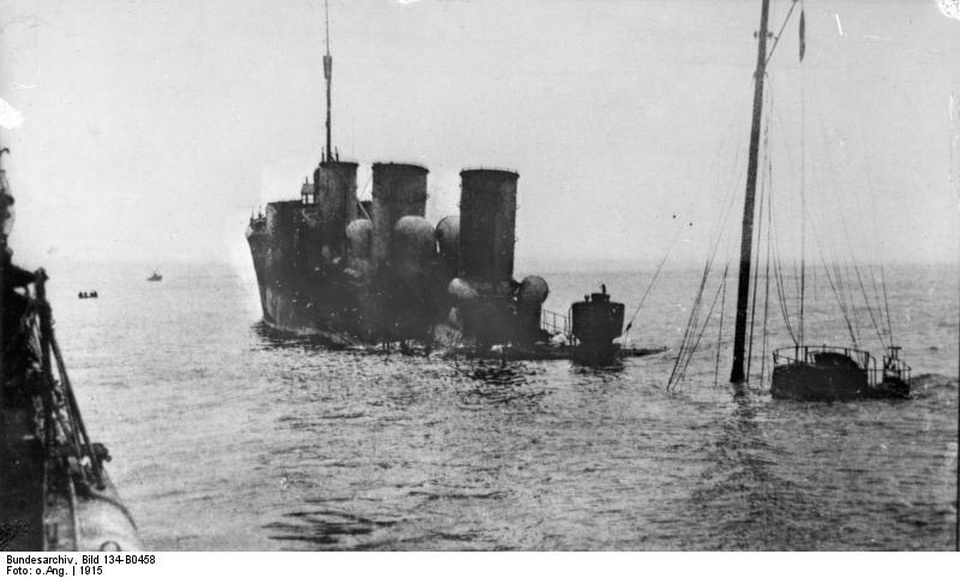 Bundesarchiv_Bild_134-B0458,_Pissen,_Torpedoboot_nach_Minentreffer.jpg