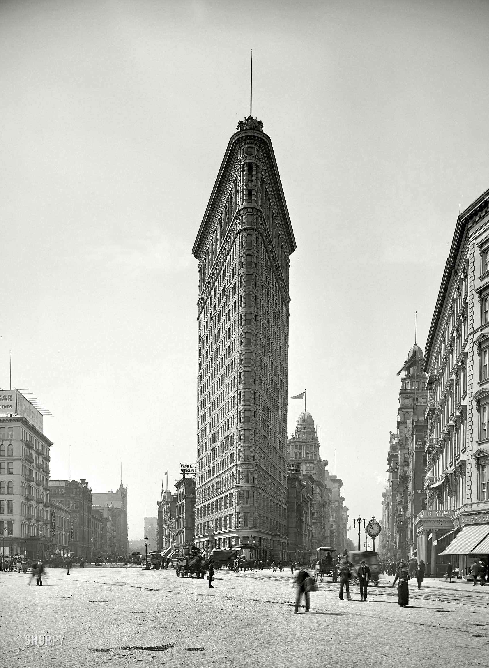 New York circa 1905. The Flatiron building The iconic proto-skyscraper early in its life.jpg