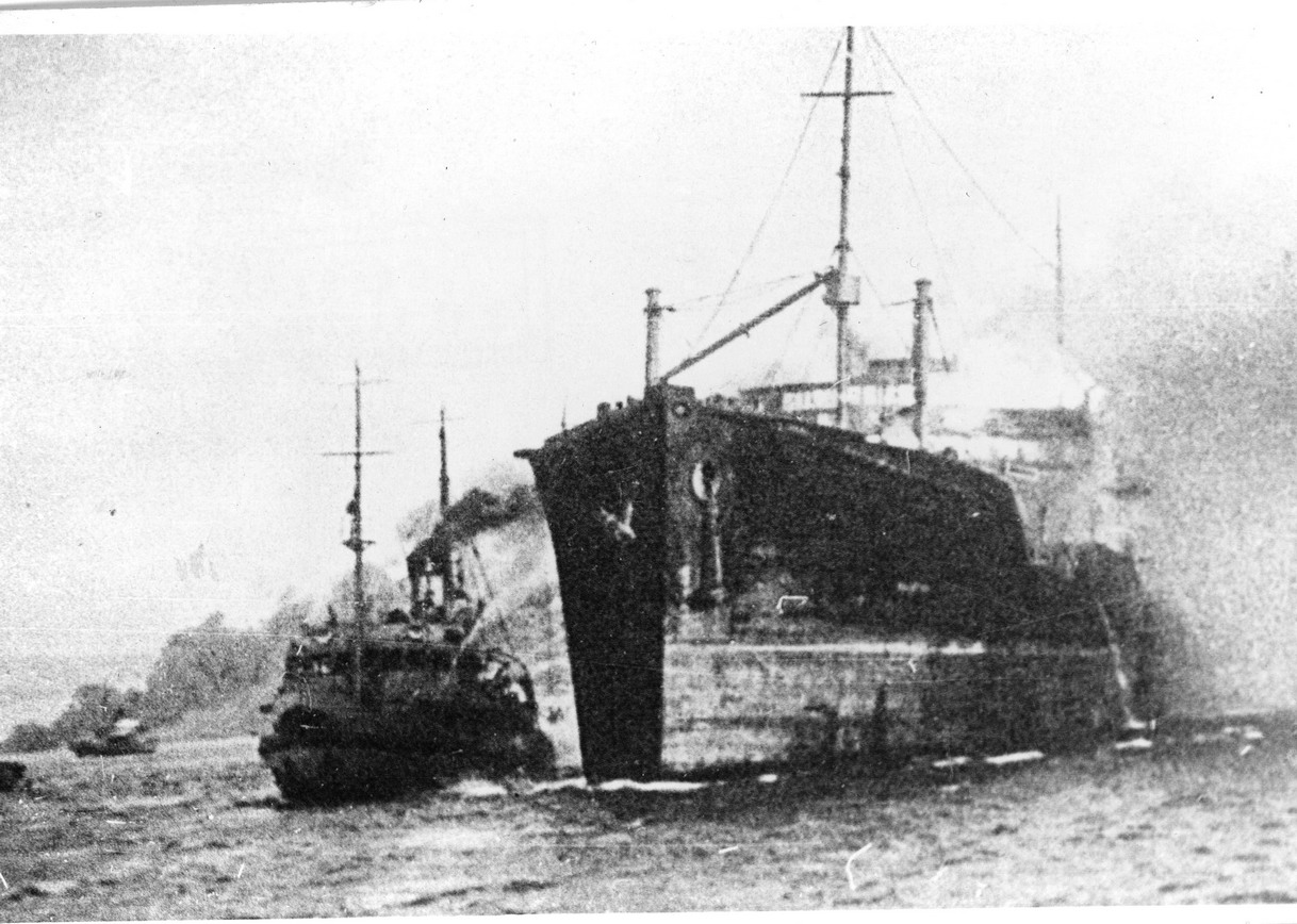 горит танкер (ЧФ, 1941-42 гг).jpg
