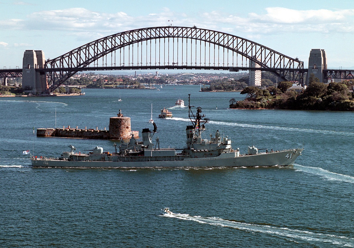HMAS Brisbane Leaving Sydney.jpg