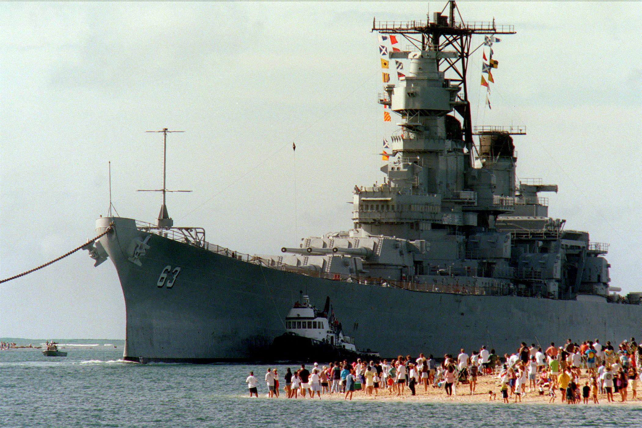 USS Missouri (BB-63) - tow - 1998.jpg