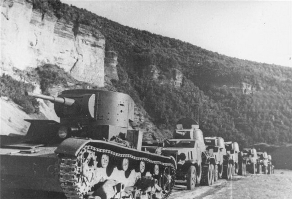 Т-26 и БА-10 на дороге в Бессарабии. 1940.jpg