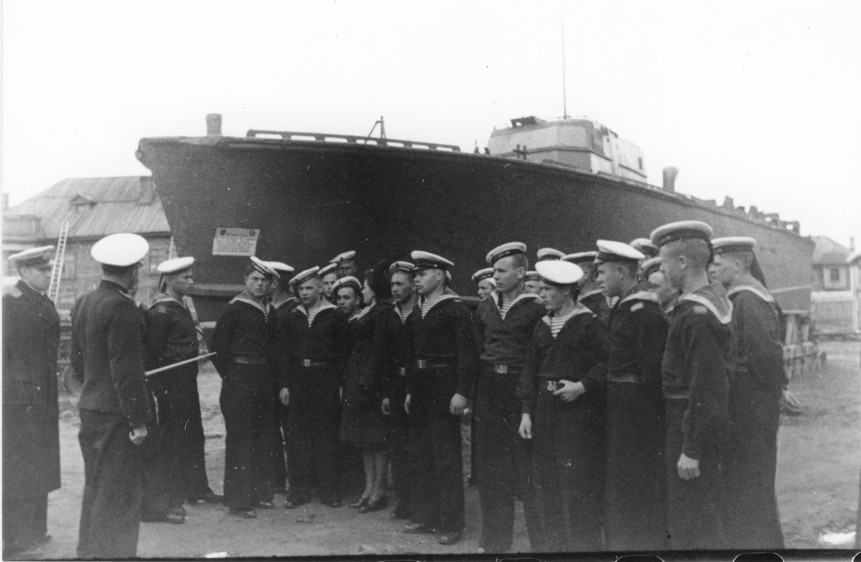 моряки у памятника тка типа д-3.jpg