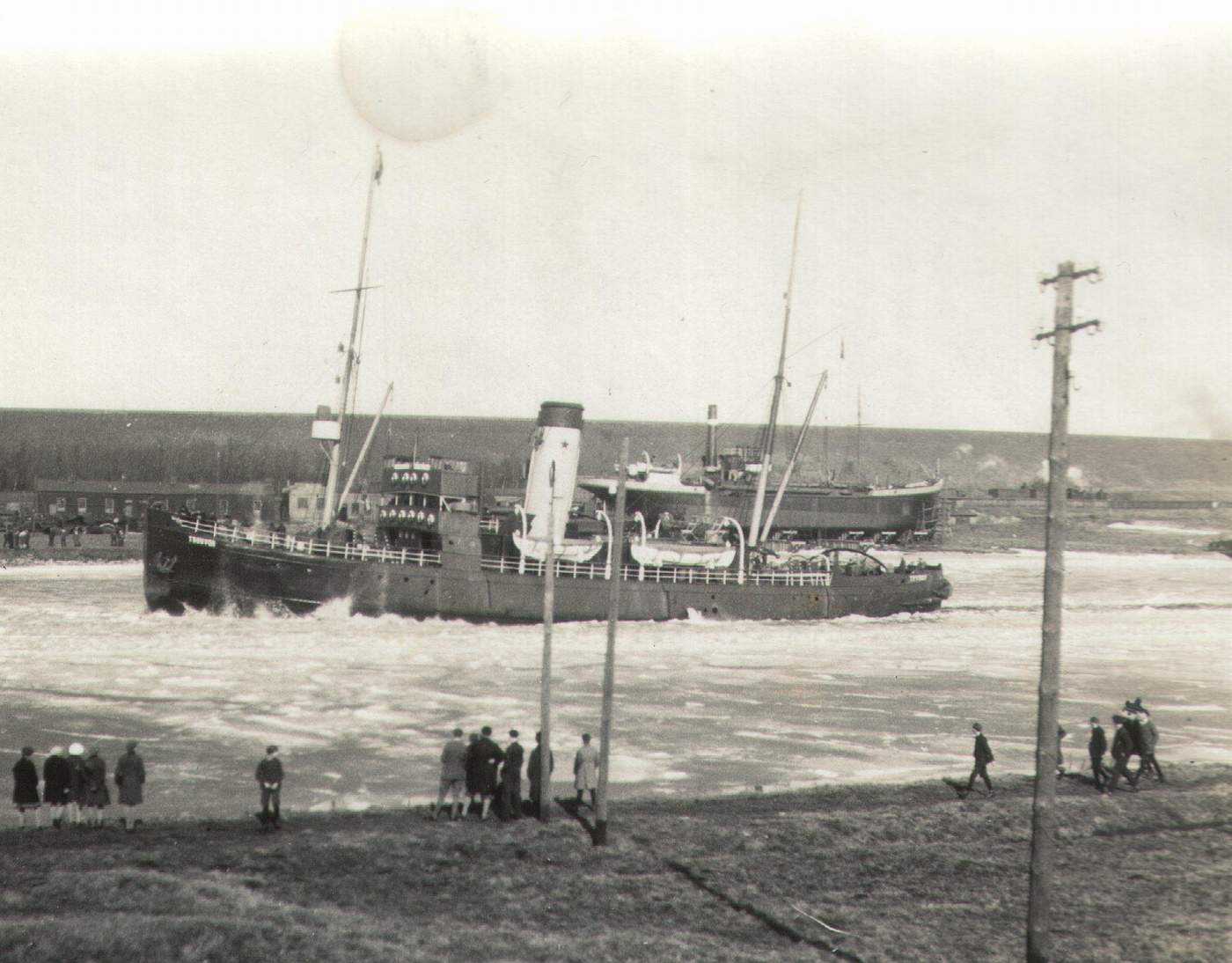 Icebreaker in Kiel canal 1928.jpg