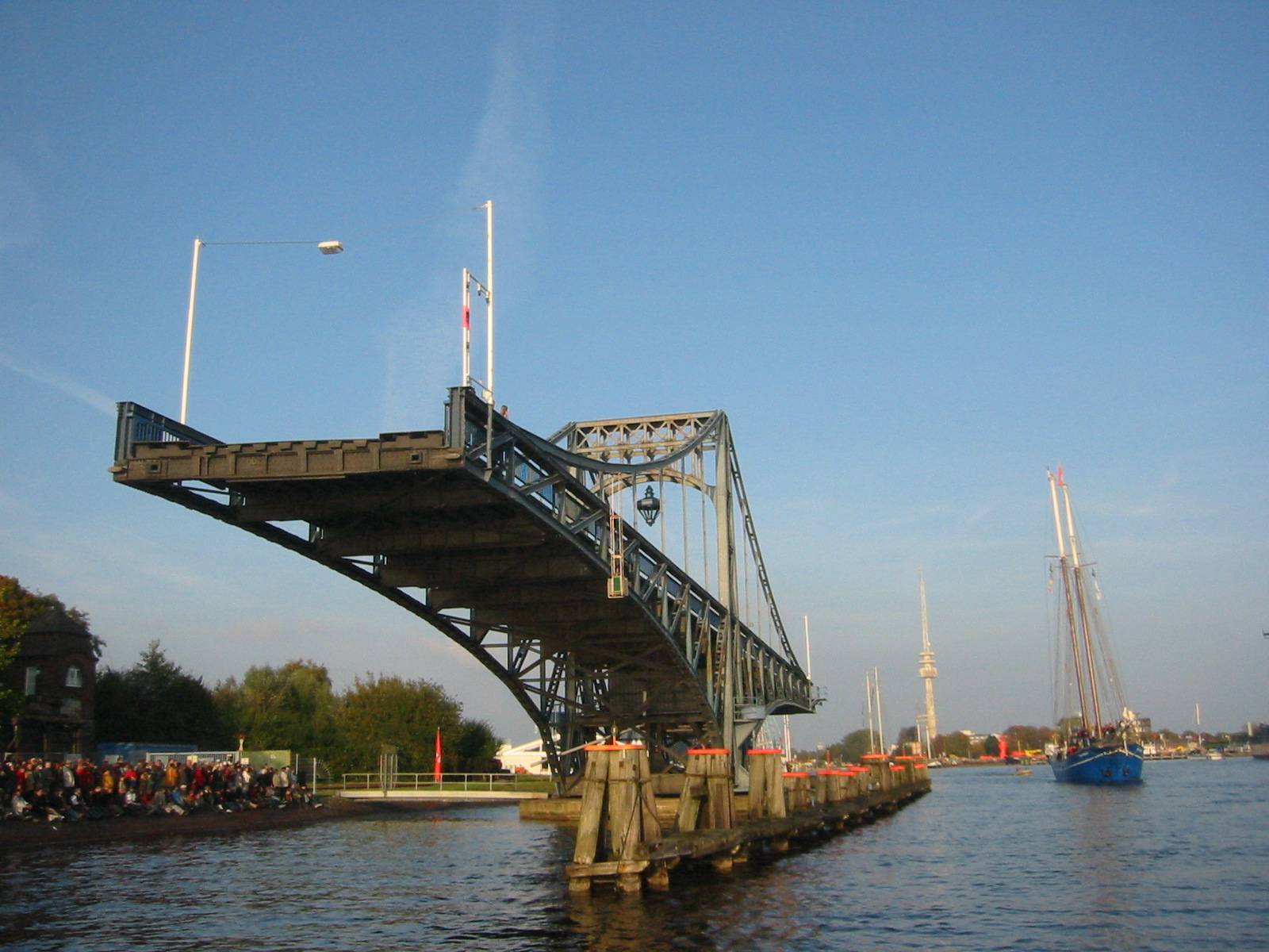 Kaiser-Wilhelm swing Bridge Wilhelmshaven open.jpg