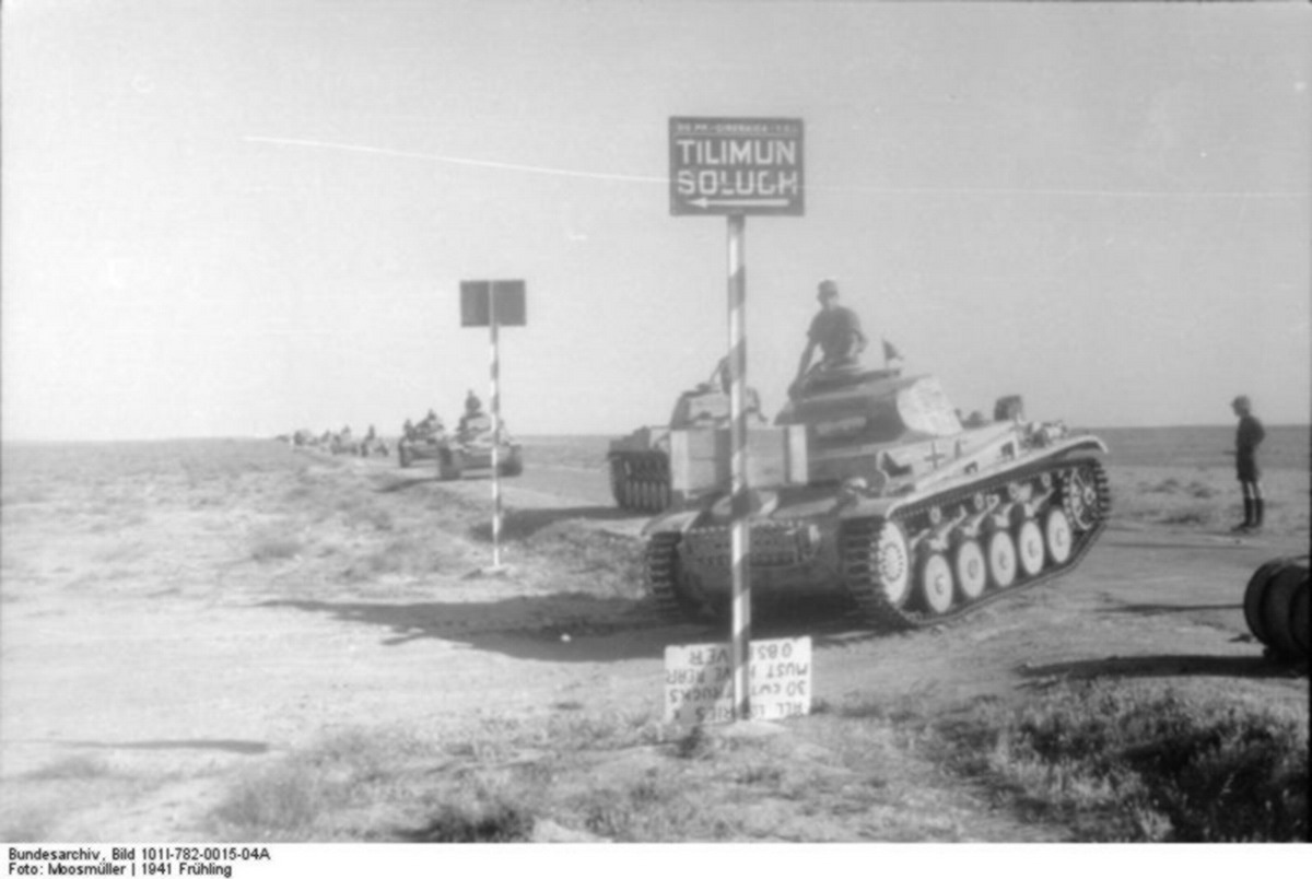 Bundesarchiv_Bild_101I-782-0015-04A,_Nordafrika,_Panzer_II_in_Fahrt.jpg