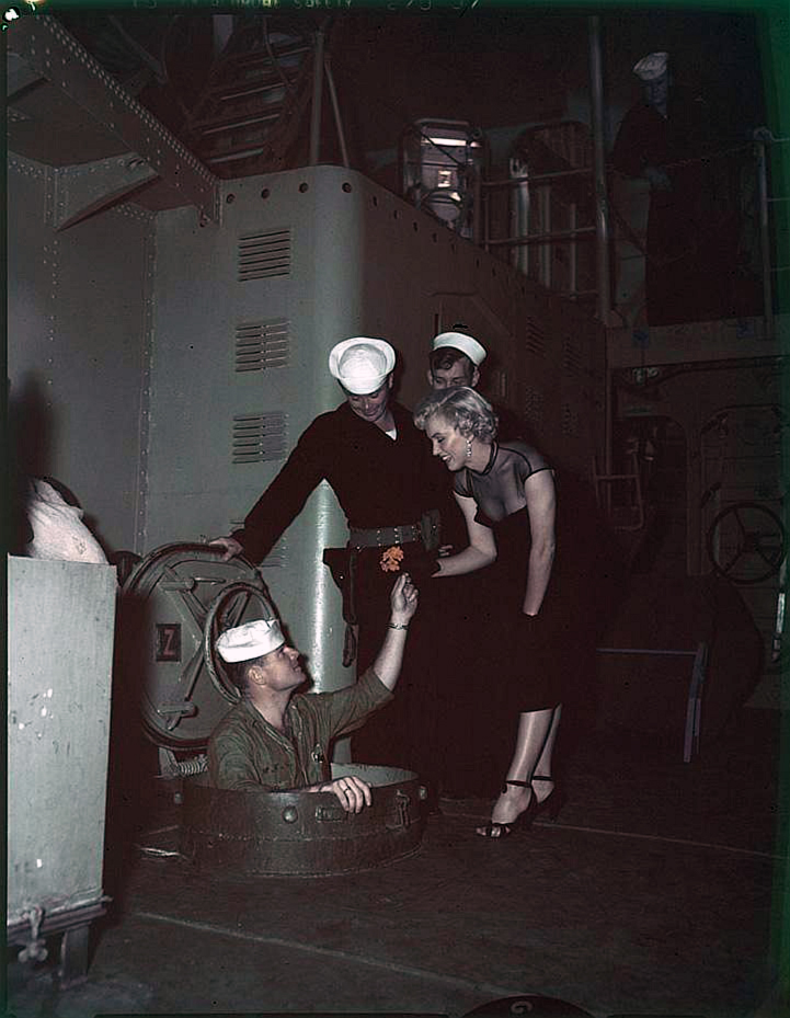 Мэрилин Монро в гостях у экипажа ЭМ USS Benham (DD-796) - 1951 год - 1.jpg