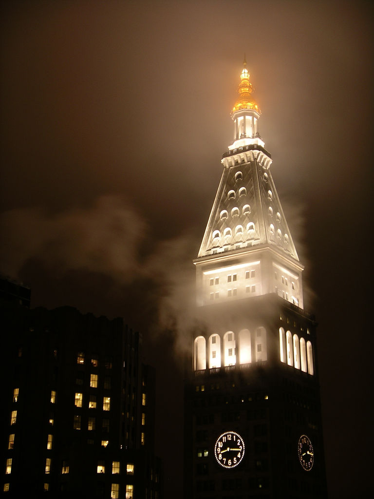 Ночная подсветка Metropolitan Life Insurance Company Tower.jpg