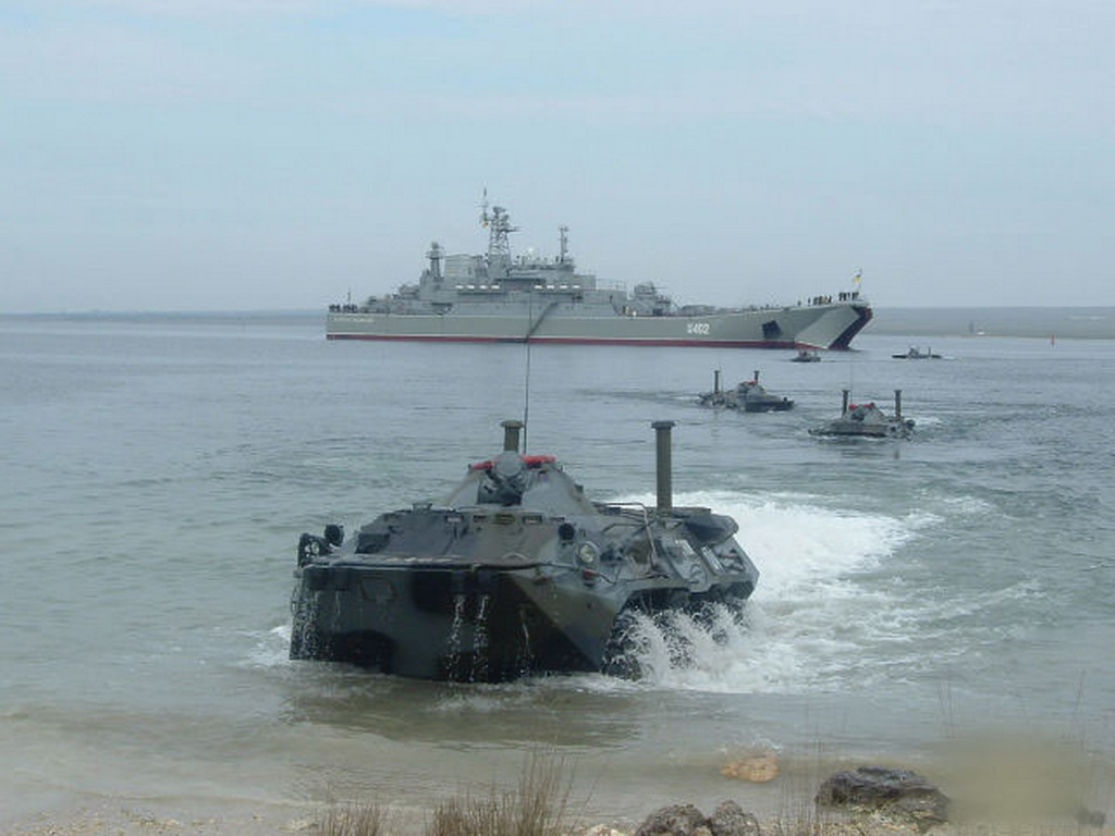 Морская пехота высаживается с корабля на плав.jpg