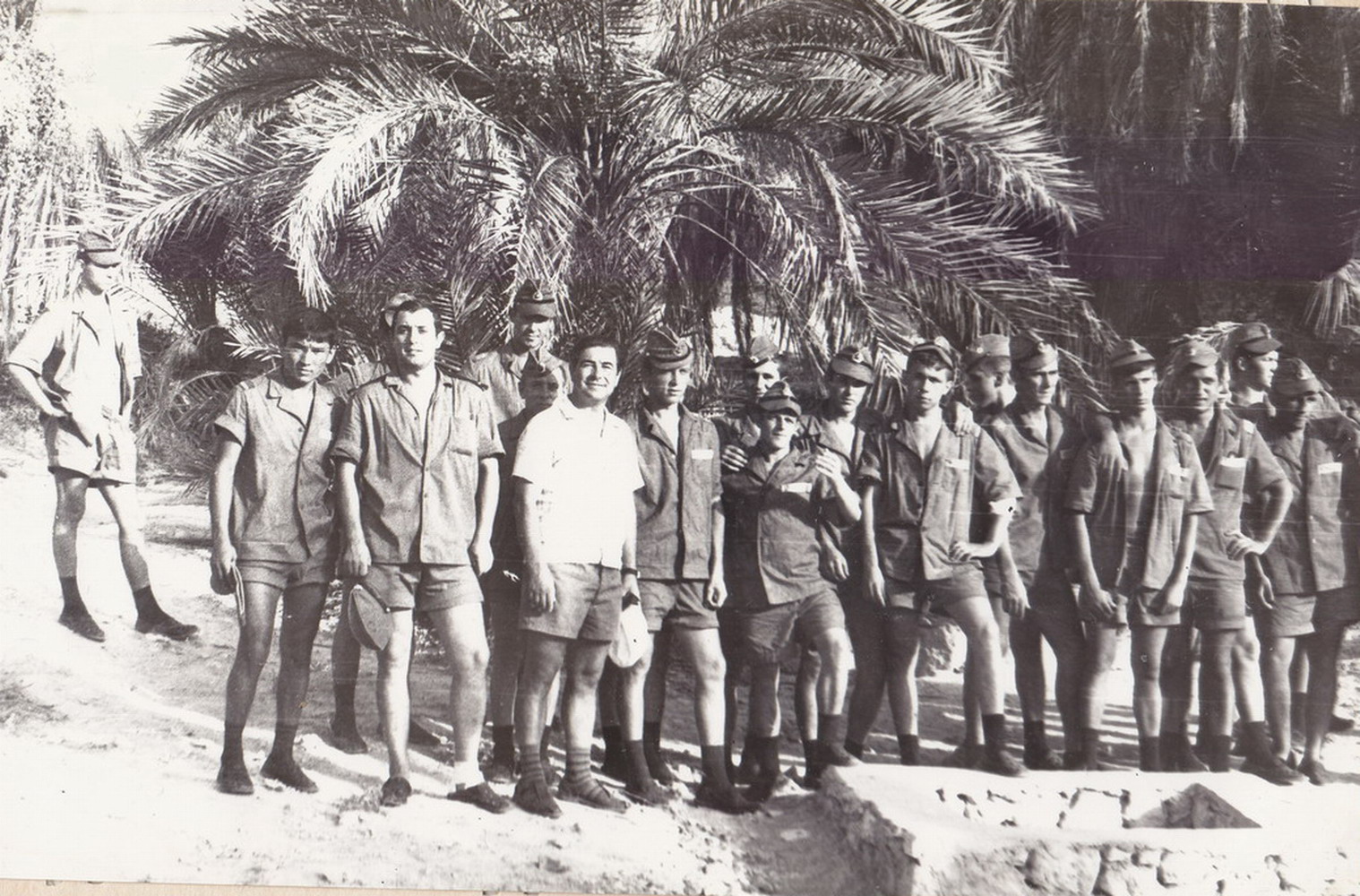 Бербера 1975г. моряки с Курсографа в середине маленький Шапка.jpg