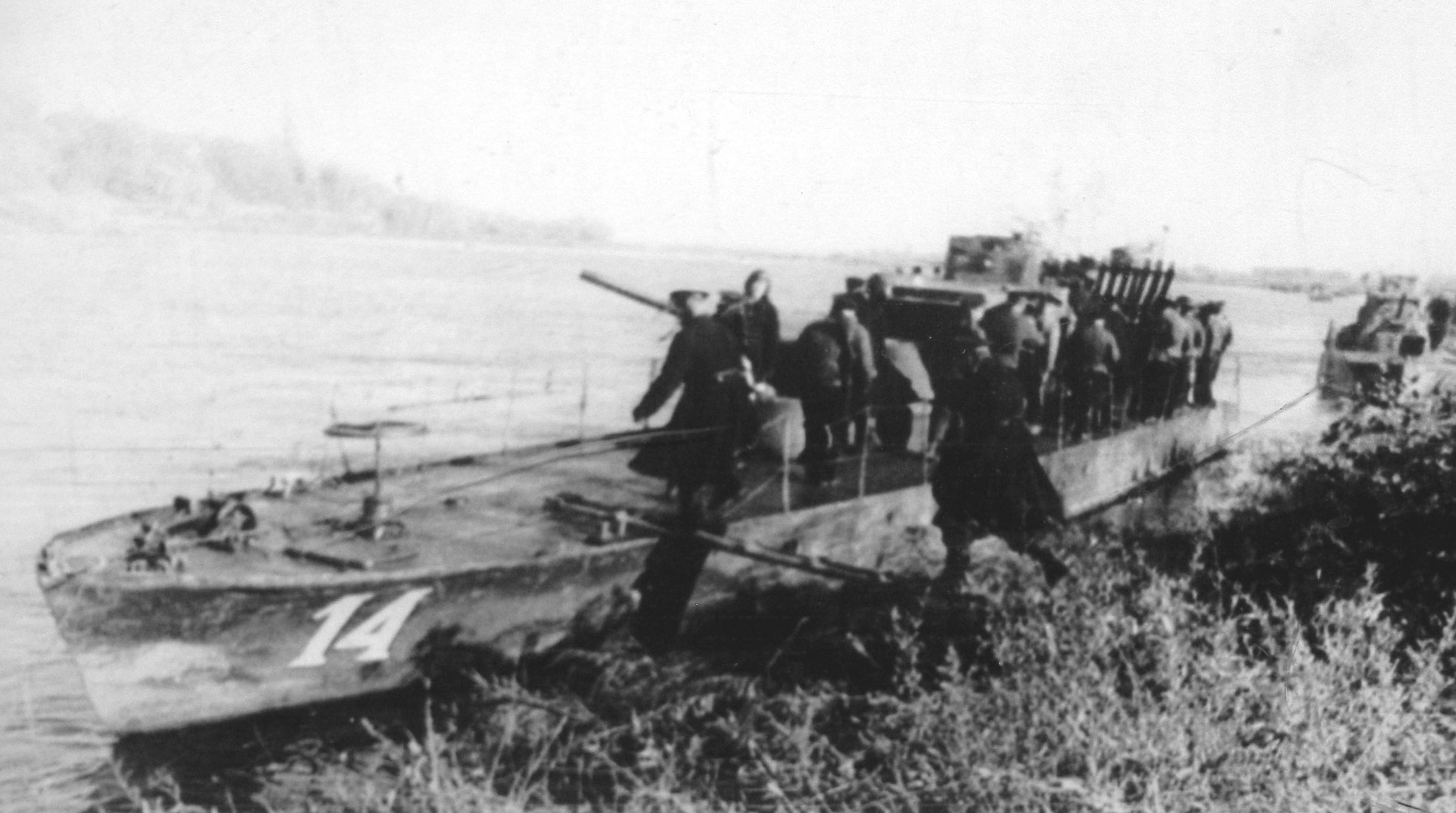 БК-14 ДнепрВФ посадка десанта 1944.JPG