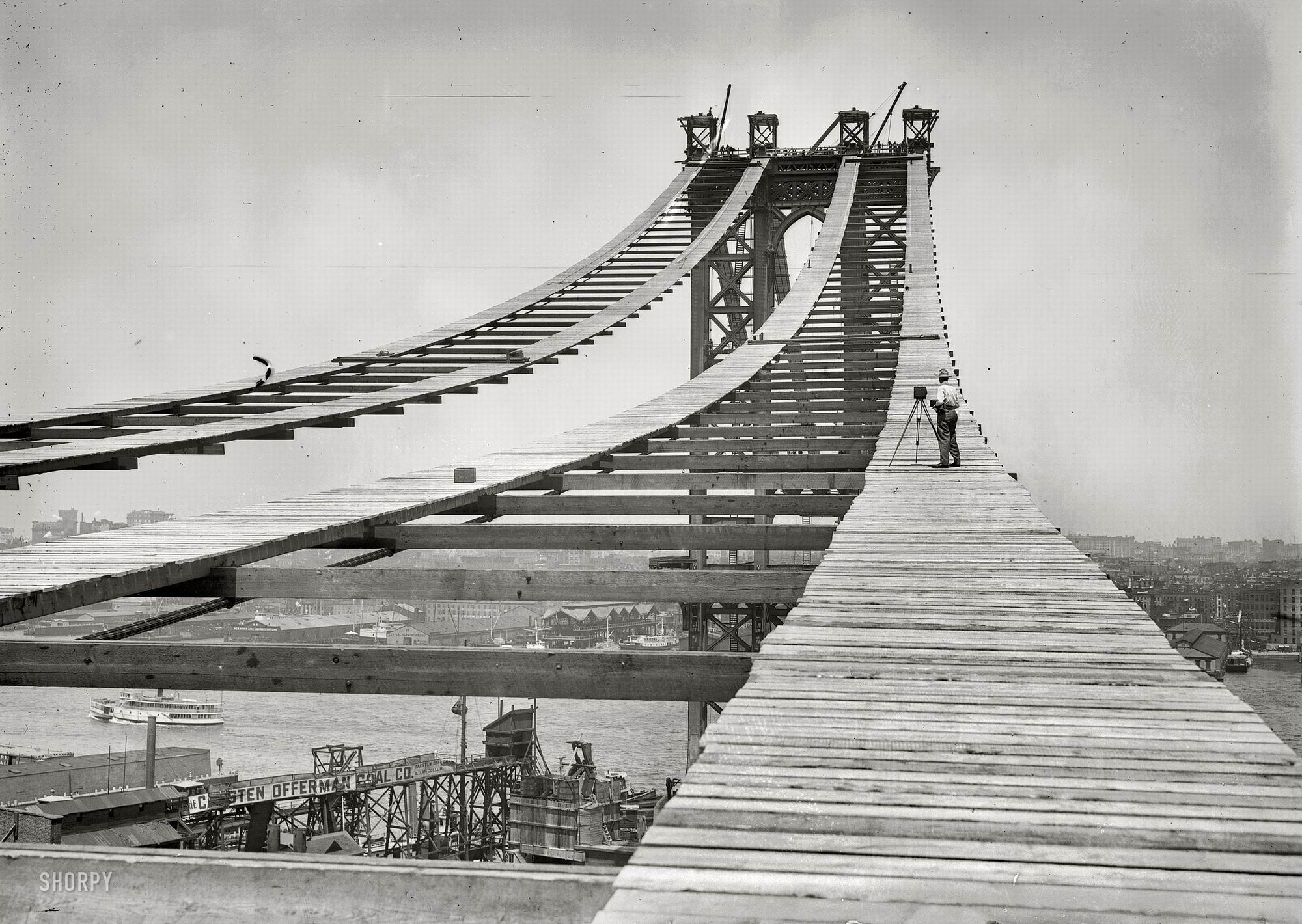 New York, July 15, 1908. Temporary footpath, Manhattan Bridge.jpg