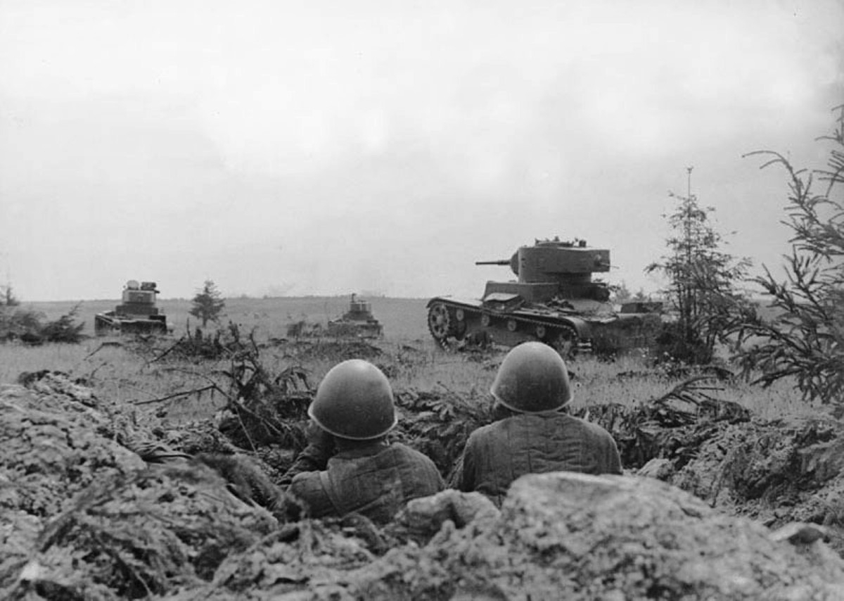 Смоленское сражение. Танки Т-26 в наступлении. Август 1941 г_1.jpg