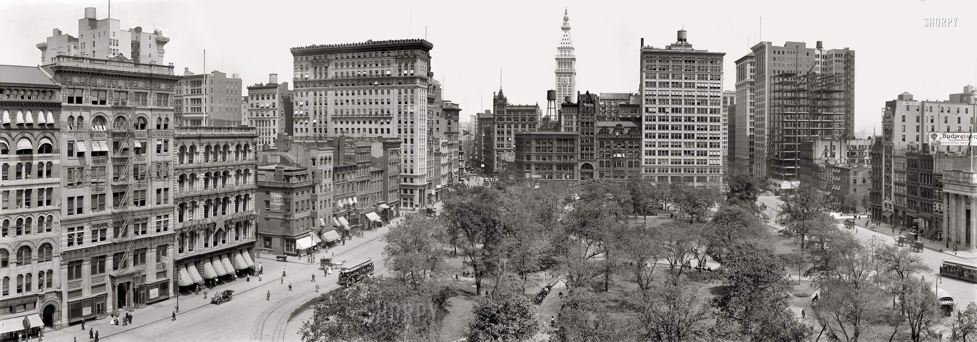 Нью-Йорк, 1910 год, Юнион-Сквер. Вдали виден Metropolitan Life Tower.jpg