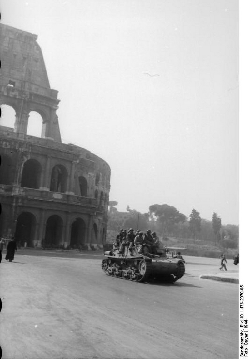 Bundesarchiv_Bild_101I-476-2070-05,_Rom,_Kolosseum,_Fallschirmjager_auf_Panzer.jpg