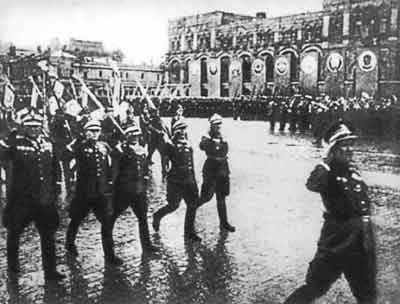 Polish_Mil_Victory_Parade_1945.jpg