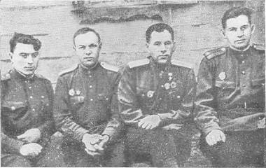 Командир 241-го шап ГСС гв п-дп-к П. Ф. Сыченко (в центре справа) .jpg