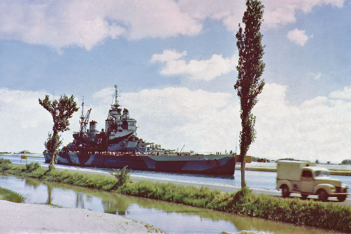 HMS_Howe_in_Suez_Canal_1944 3.jpg