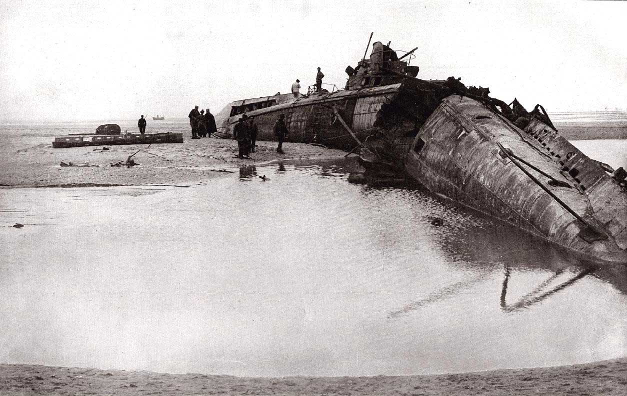 Uboot aground at Wissant, Pas-de-Calais, France .jpg