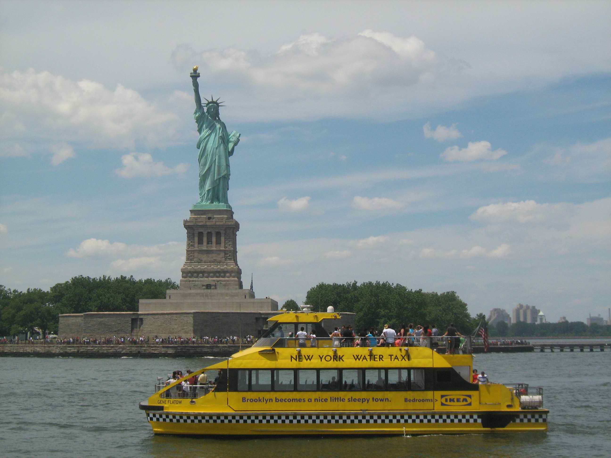 Статуя Свободы и New York Water Taxi.jpg