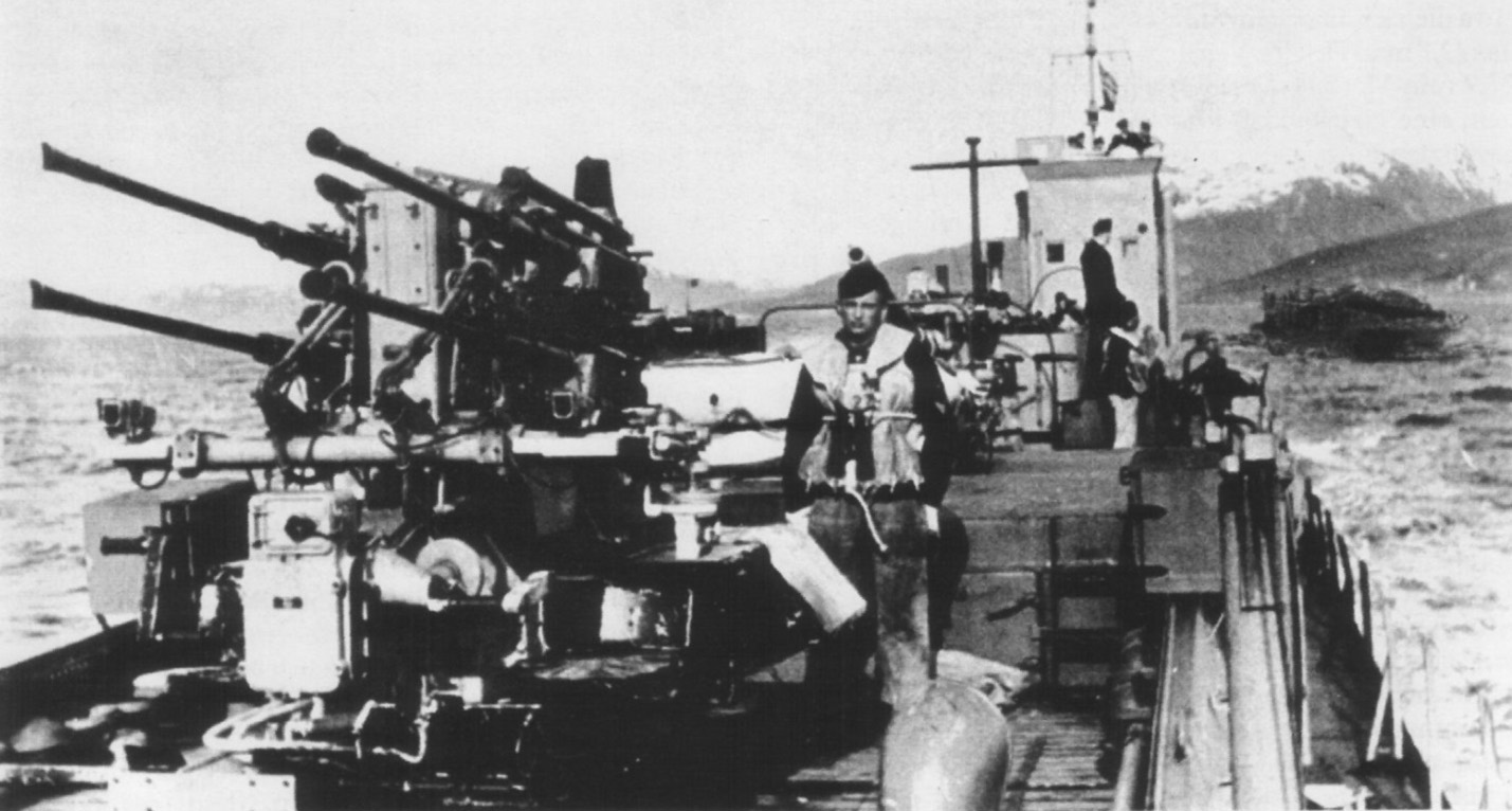 2-cm-Vierling C38 on AF-27 im Schwarzen Meer 1944.jpg