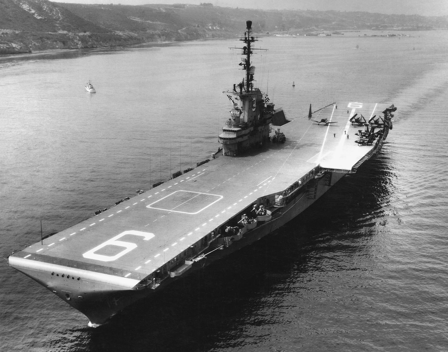 USS Essex (CV-9).jpg