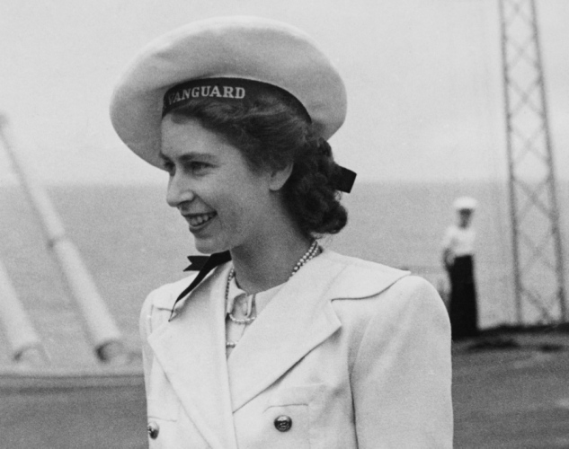 princess-elizabeth-aboard-royal-navy-aircraft.jpg
