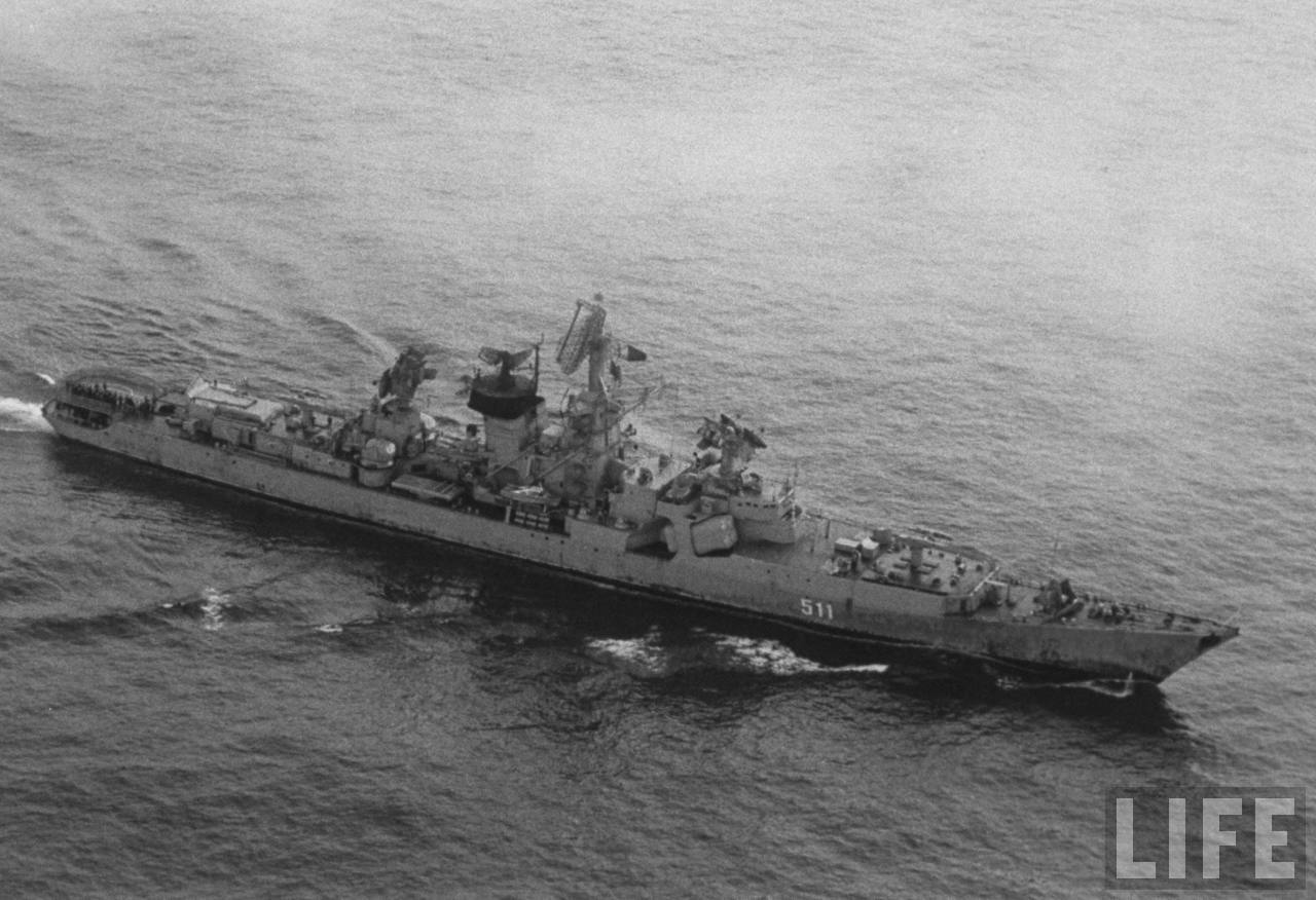 Soviet cruiser #511 near Midway Island Apr11 1985.jpg