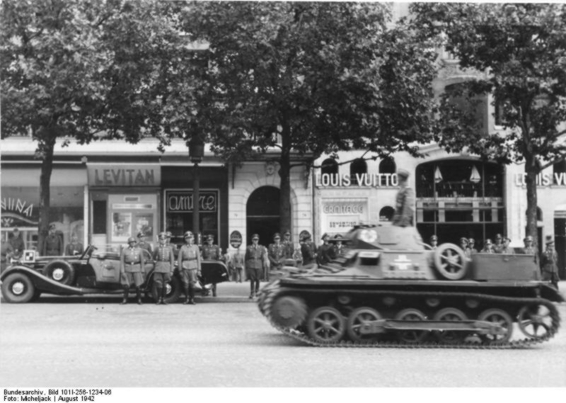 Bundesarchiv_Bild_101I-256-1234-06,_Paris,_Wehrmachtsparade.jpg