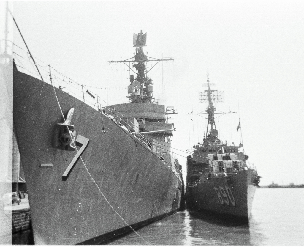 USS Luce (7) e USS Meredith (890).jpg